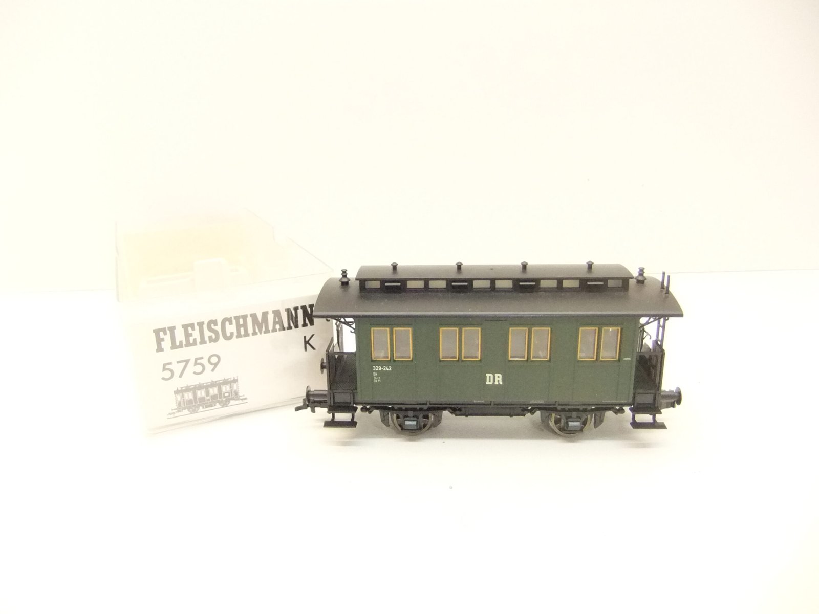 Fleischmann 5759K HO 2-achs. Abteilwagen DR Ep.III – Bild 3