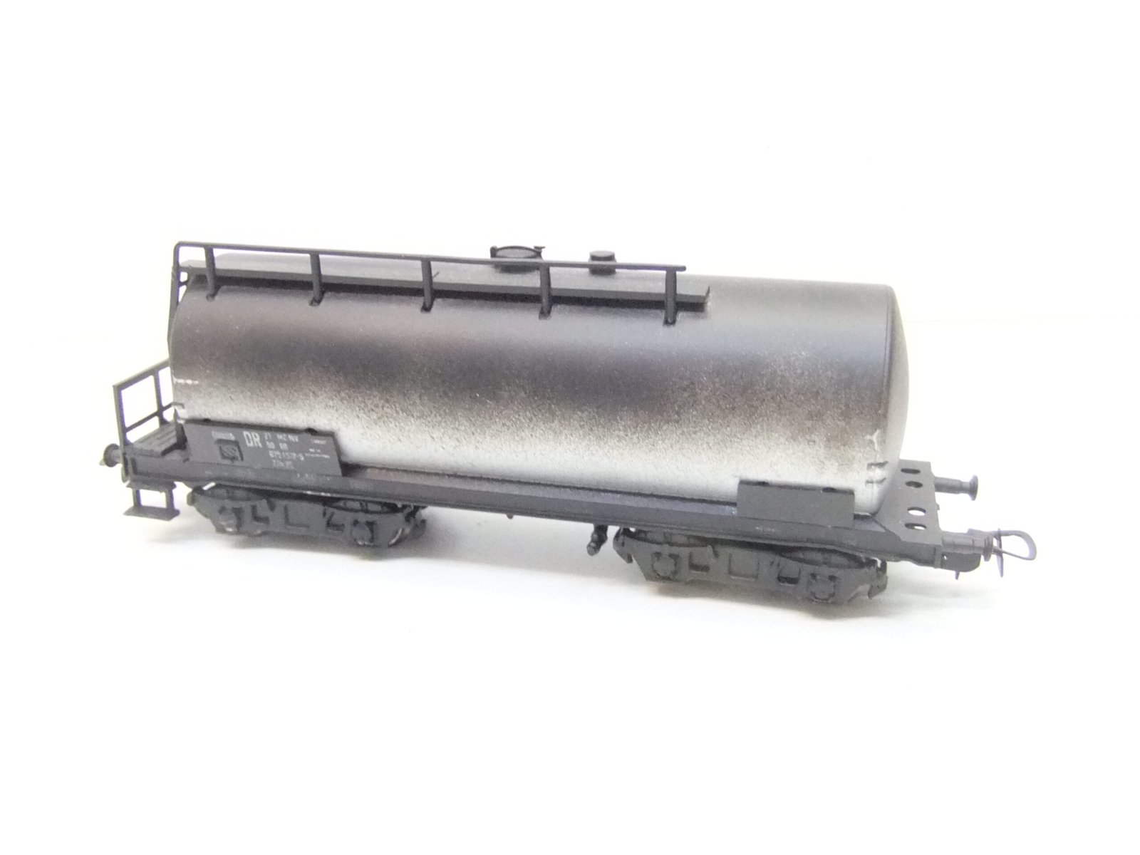 Ganzzug Tankwagen HO 4-achs. Kesselwagen DR mit Betriebsspuren silbergrau