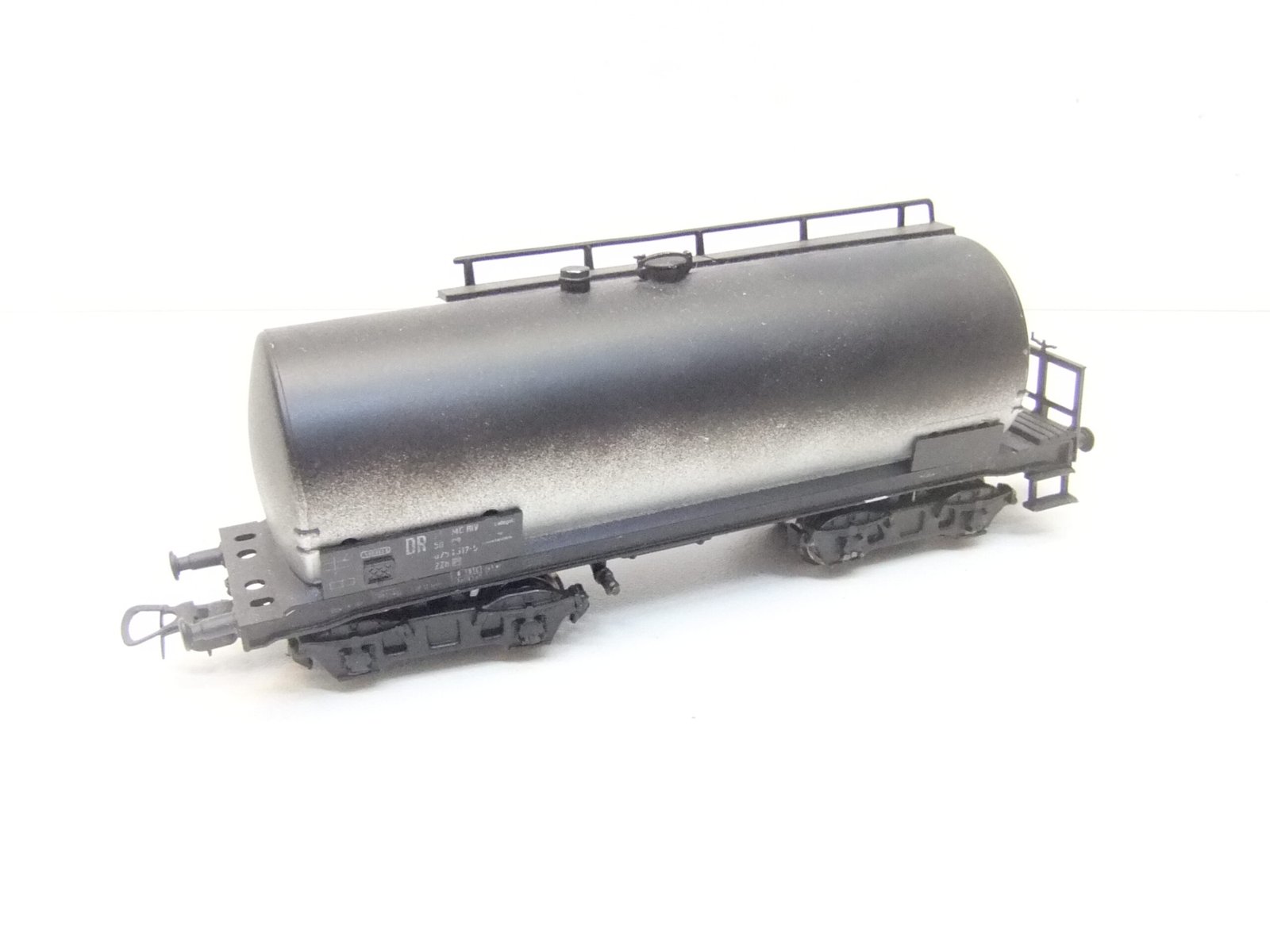 Ganzzug Tankwagen HO 4-achs. Kesselwagen DR mit Betriebsspuren silbergrau – Bild 2