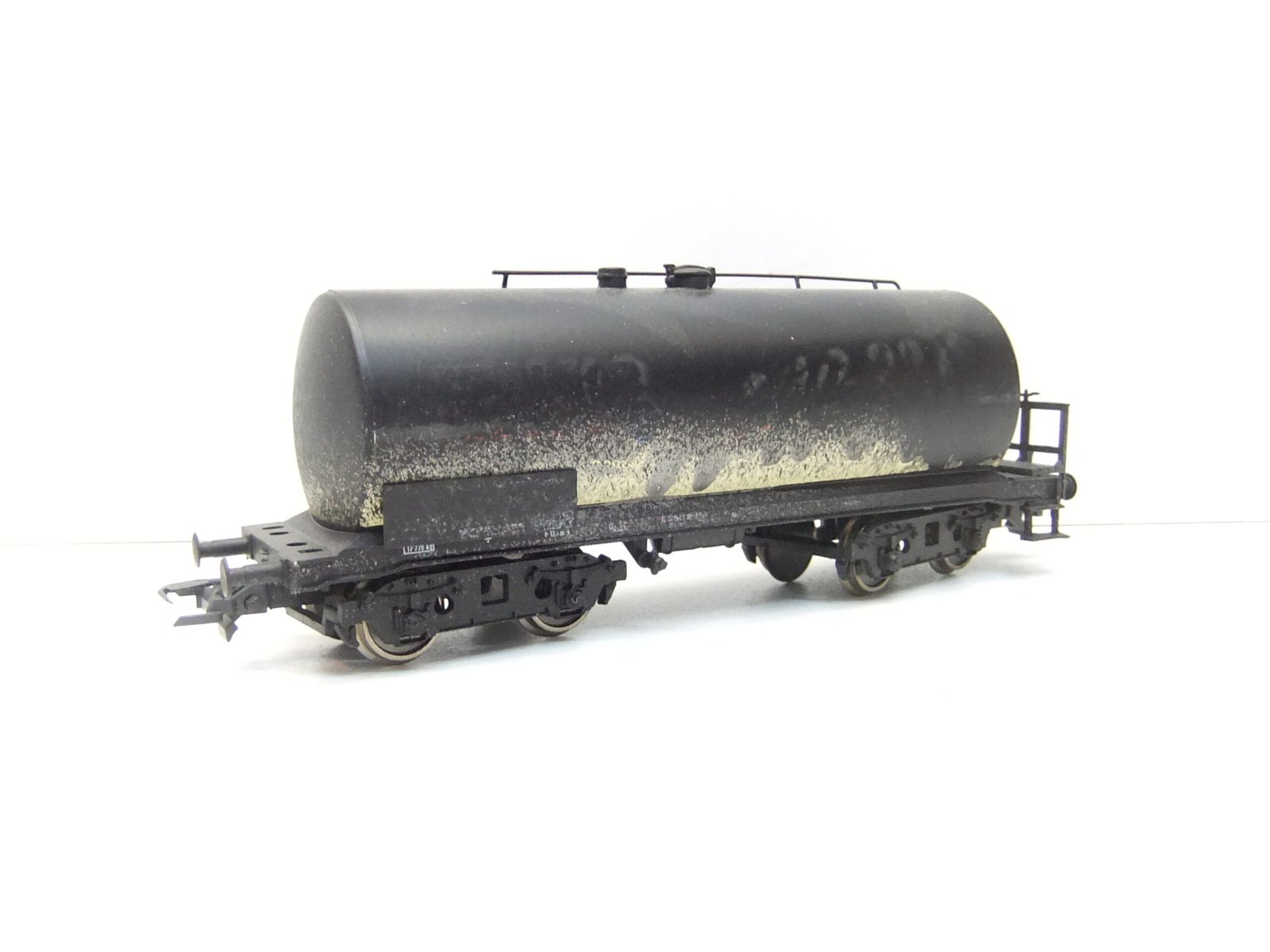 Ganzzug Tankwagen HO 4-achs. Kesselwagen DR mit Betriebsspuren – Bild 2