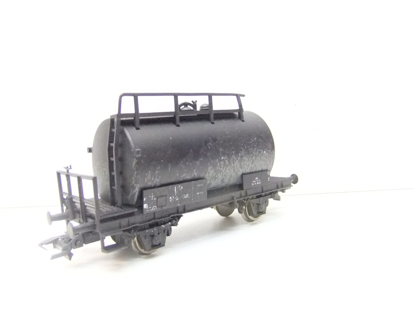 Ganzzug Tankwagen HO 2-achs. Kesselwagen DR mit Betriebsspuren